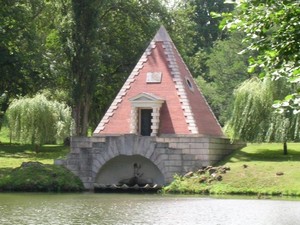 Pyramide château Groussaye