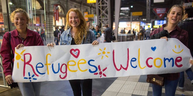 Welcome refugees filles blondes