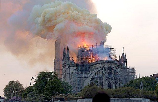 Notre-Dame-Paris-embrasée