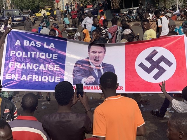 Macron - Hitler - Afrique