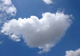 Nuages dans le ciel bleu