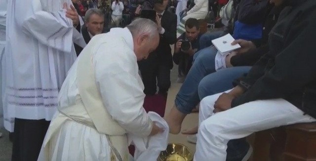 Pape-François-lave-pieds-émigrés