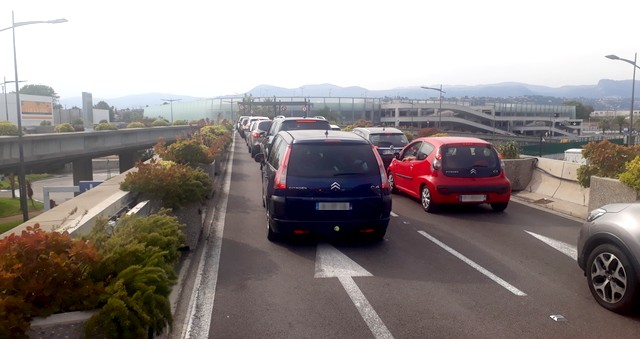 Voitures embouteillage stationnement aéroport Nice