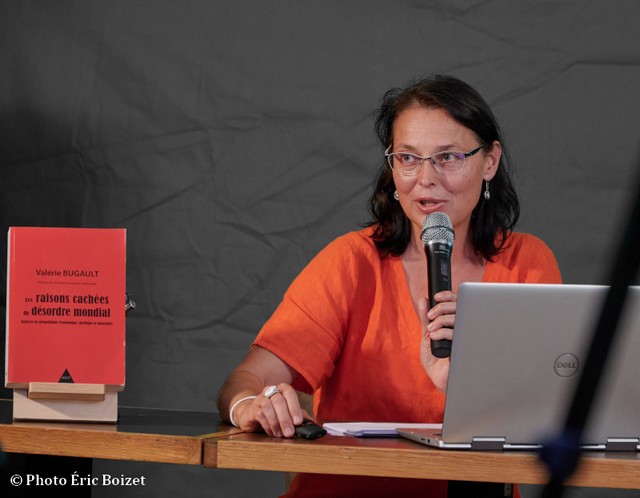 Valérie Bugault – Nice 12 septembre 2020 Valérie Bugault le 12 septembre 2020 à Nice lors de la présentation de son dernier livre "Les origines cachées du désordre mondial"