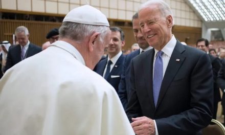 Pourquoi le pape François s’est-il précipité pour féliciter Joe Biden ?