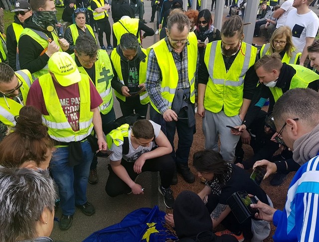 les-gilets-jaunes-ont-decroche-le-drapeau-europeen-devant-la-mairie-de-forbach-ils-l-ont-ensuite-brule-photo-pascal-mittelberger