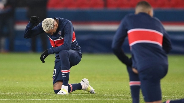 Footballeur genou à terre